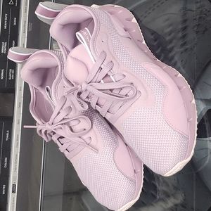 Womens Reeboks size 8